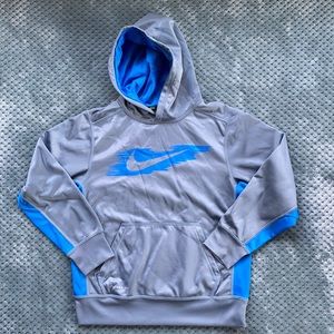 Nike therma-fit hoodie. Boys size M.